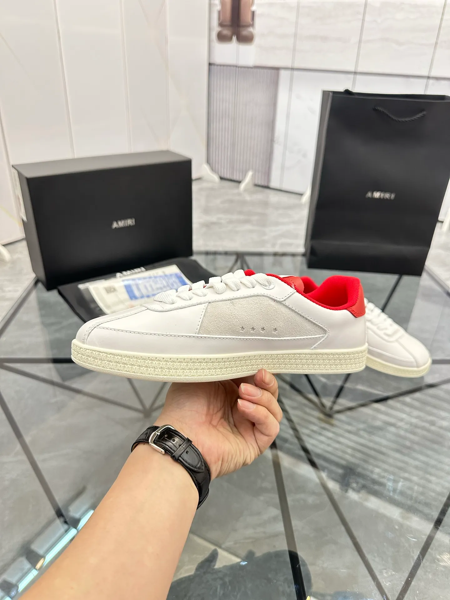 Men's shoes: 💰P560¥ Guangzhou top quality Product trademark: AMIRI* "Amir*" low-top casual shoes Regular size: 39-44 (can be customized to 45) Product material: imported first-layer cowhide leather upper, breathable lining, original outsole. Number: 525